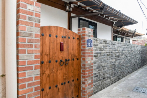근대골목 게스트하우스  돌담으로 이루어진 집 외부 전경
