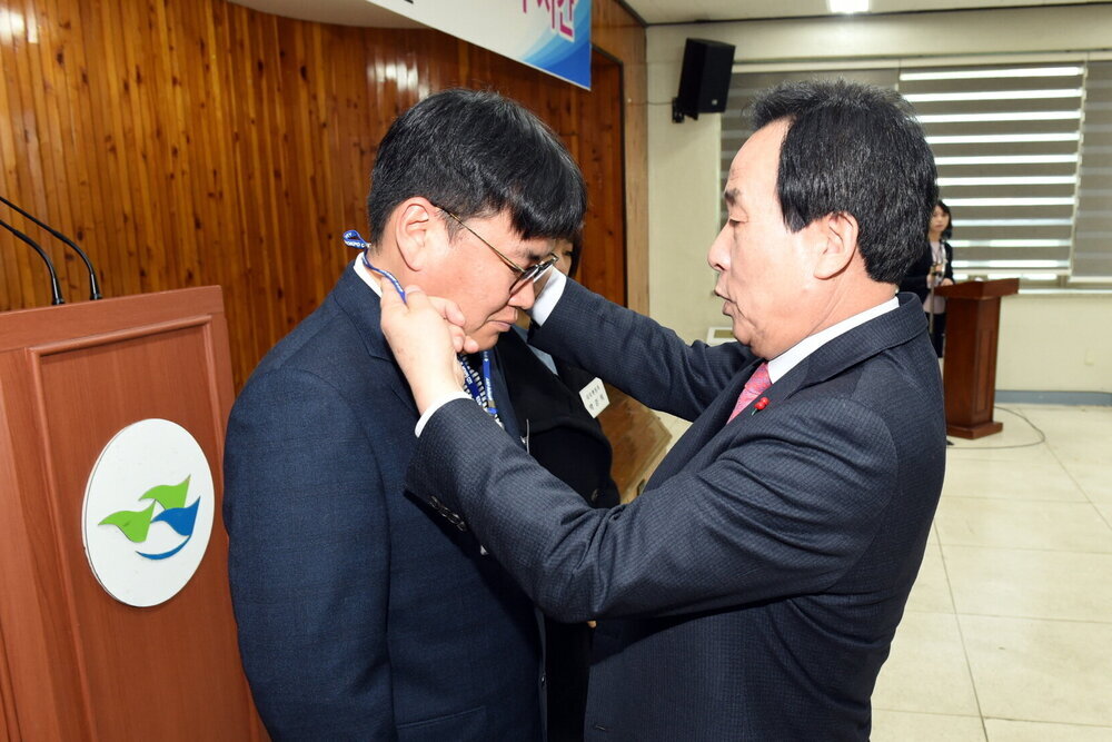 박홍률 목포시장 전환자 대표에게 신분증 패용.
