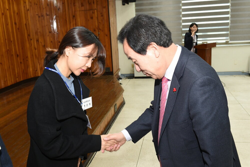 박홍률 목포시장 전환자 대표에게 신분증 패용.