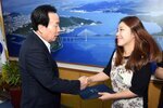 평화광장연인의거리포토존공모당선작시상01(2016,9,2,시장실).jpg